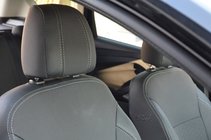 Ford Kuga/Escape 2013–2019 Autostoelhoezen (stof↗kunstleer, Premium) foto 2