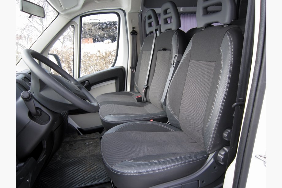 Renault Trafic 2015– Autostoelhoezen (stof + kunstleer, Premium) Image