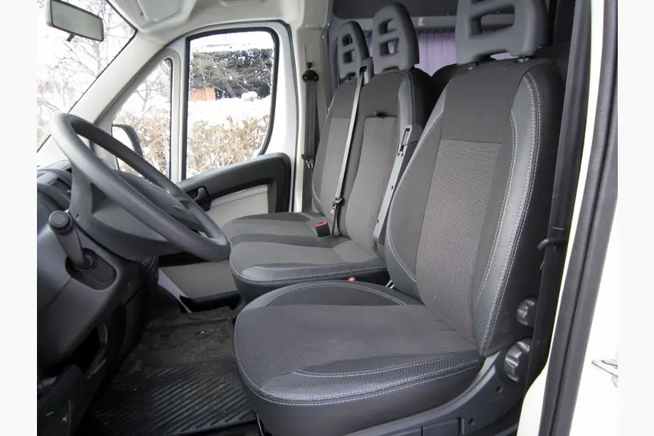 Nissan NV300/Primastar 2016– Autostoelhoezen (stof + kunstleer, Premium) Image
