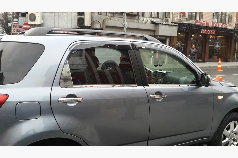 Daihatsu Terios 2006–2017 RVS sierlijst voor raamdeflectoren (2 stuks) Foto 3