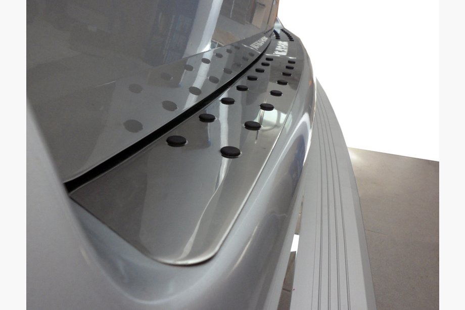 Volkswagen T5 Transporter 2003–2010 Achterbumper beschermlijst met zwarte inserts (RVS) Image