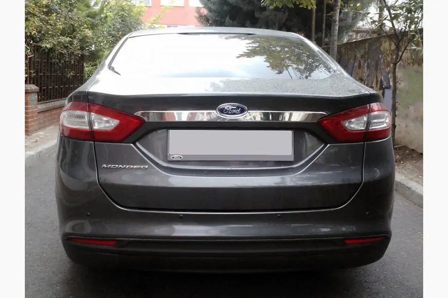 Ford Mondeo 2014–2022 Chromen sierlijst boven de kentekenplaat (RVS) Image
