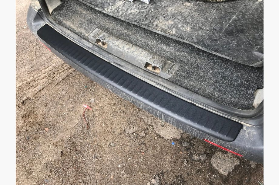 Volkswagen T5 2010–2015 Achterbumperbeschermer met opstaande rand (ABS-kunststof) Glanz Foto 2