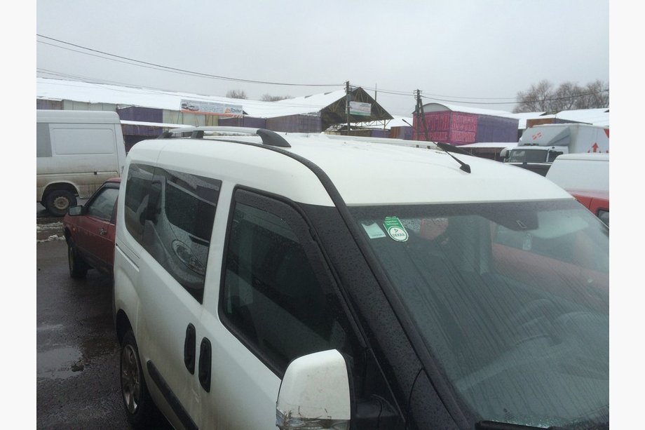 Fiat Doblo II 2010–2022 Chromen dakrails Standaard, kunststof voeten Foto 4