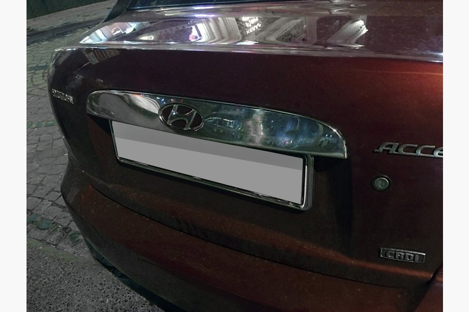 Hyundai Accent 2006–2010 Sierlijst boven kentekenplaat (RVS) Carmos - Turks staal Image