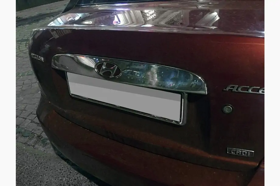Hyundai Accent 2006–2010 Sierlijst boven kentekenplaat (RVS) Image