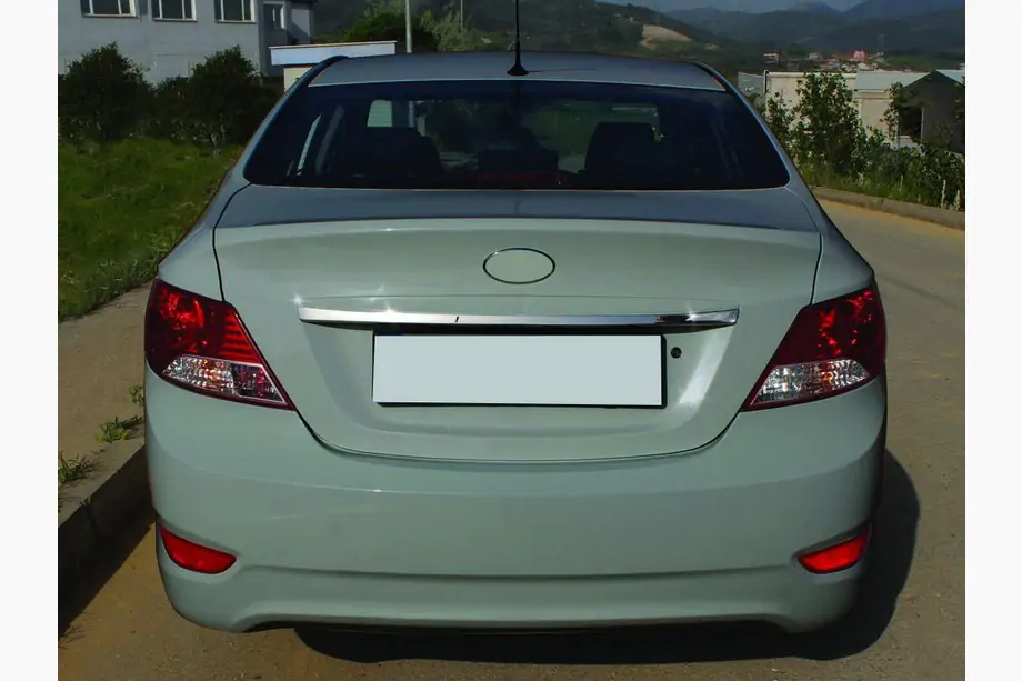 Hyundai Accent 2011–2017 Sierlijst boven kentekenplaat (RVS) Carmos - Turks staal Image