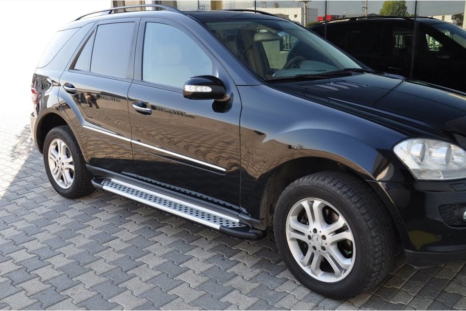 Mercedes ML W164 2005–2011 Zijsteps Allmond Grey (2 stuks, aluminium) Foto 1
