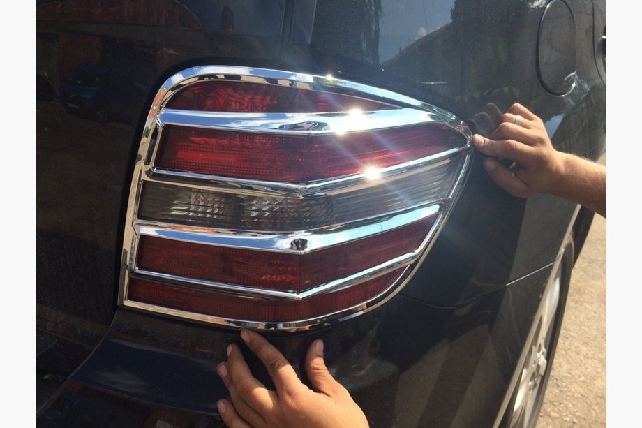 Mercedes ML W164 2005–2011 Chrome achterlichtcovers (2 stuks, kunststof) Foto 1