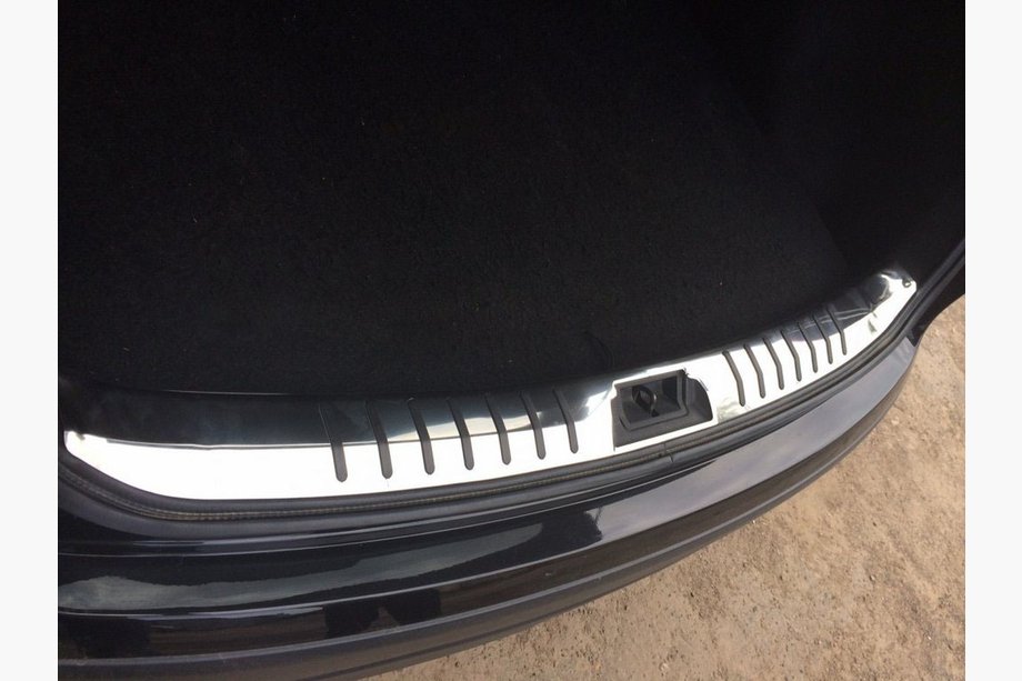 Nissan Qashqai 2010–2014 RVS beschermlijst voor binnenzijde bagageruimte (met rubberen inzetstukken) Image