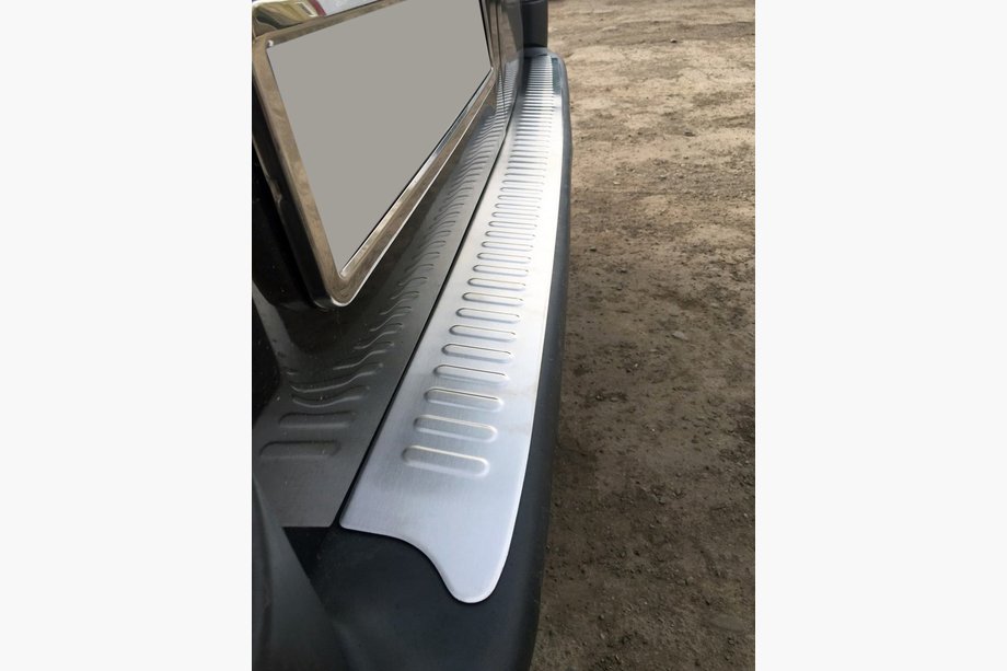 Nissan Primastar 2002–2014 Matte achterbumperbeschermlijst (Omsa, RVS) Image