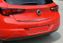 Opel Astra K 2016–2021 Onderste rand achterklep (HB, RVS) foto 1