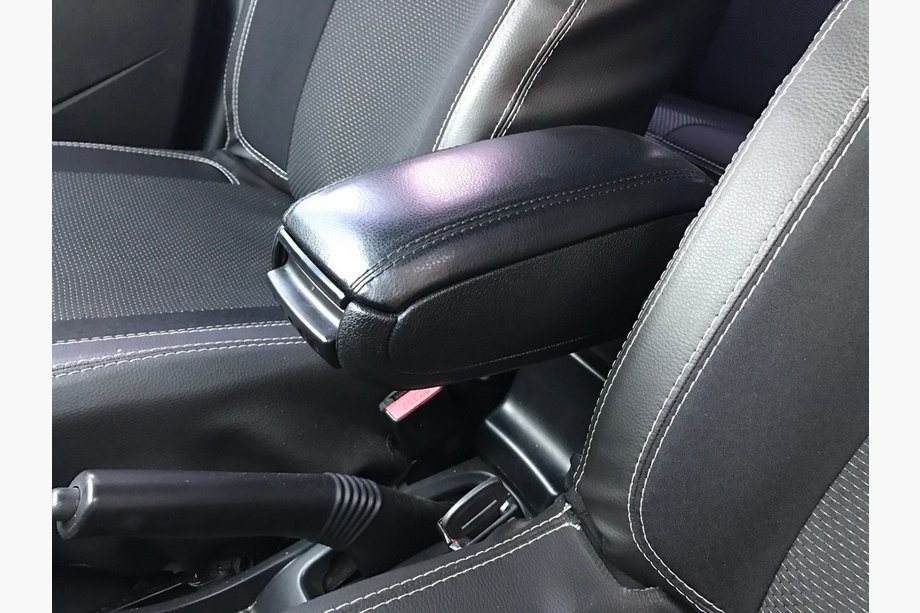 Renault Duster 2008–2017 Armsteun voor in de bekerhouder Foto 1