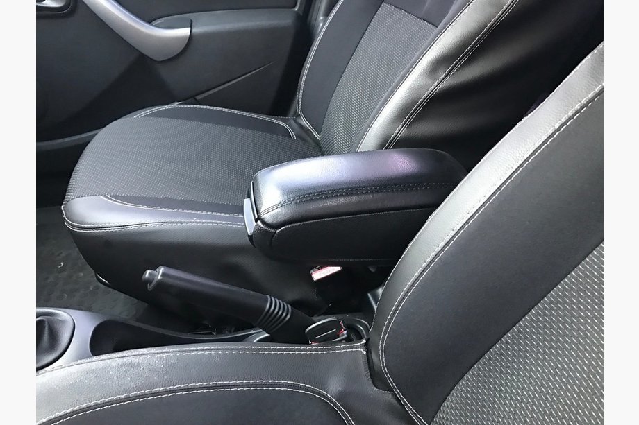 Renault Duster 2008–2017 Armsteun voor in de bekerhouder Foto 2