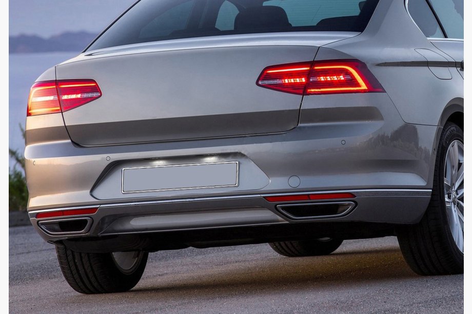 Volkswagen Passat B8 2015–2023 AFGEPRIJSD! RVS beschermlijst voor achterbumperrand (SD, 3-delig) Image