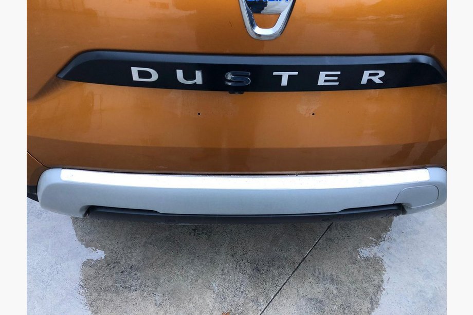 Dacia Duster 2018–2024 Achterbumper beschermlijst Carmos V1 (RVS) Image