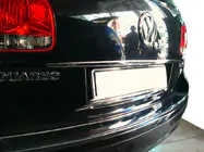 Volkswagen Touareg 2002–2010 Chromen sierlijst boven de kentekenplaat (RVS) foto 1