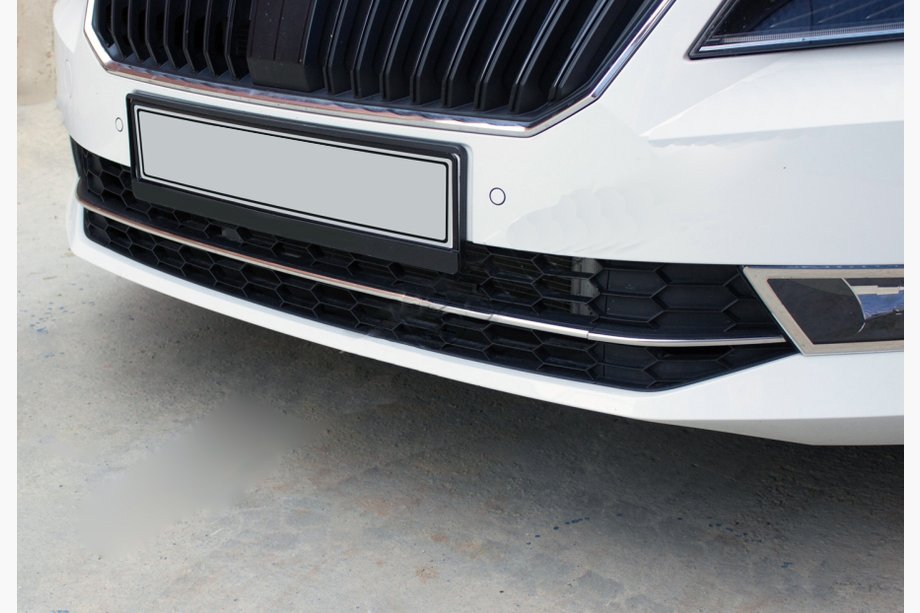Skoda Superb 2015–2024 AFGEPRIJSD! OmsaLine sierlijsten voor voorbumper (3-delig, RVS) Foto 1