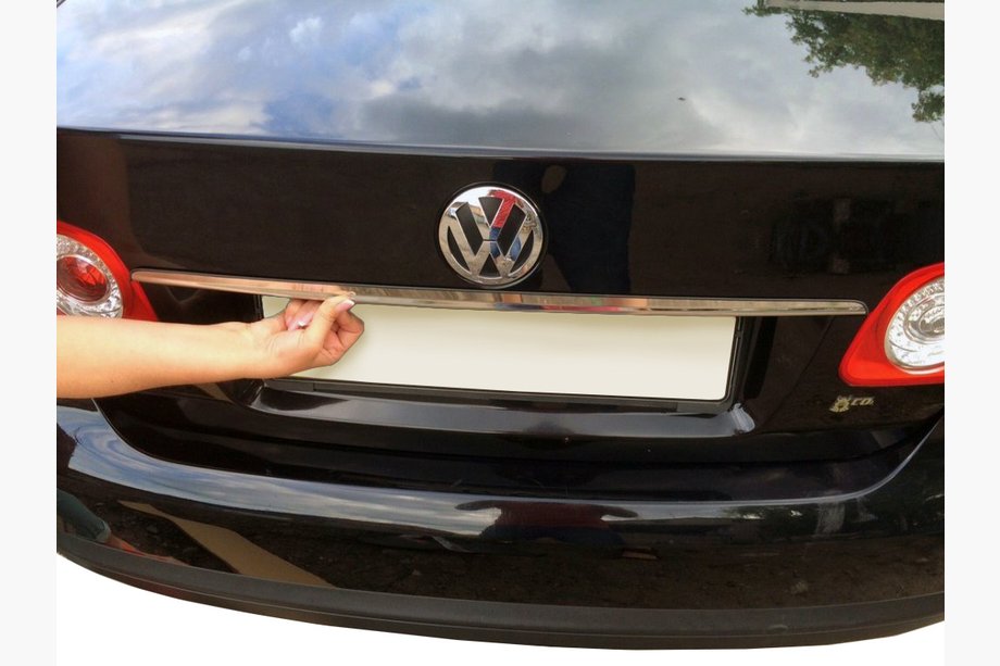 Volkswagen Jetta 2006–2011 RVS sierstrip boven kentekenplaat Image