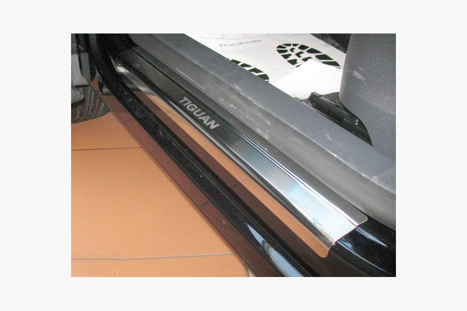 Volkswagen Tiguan 2016–2023 Nataniko RVS dorpellijsten (set van 4) Image