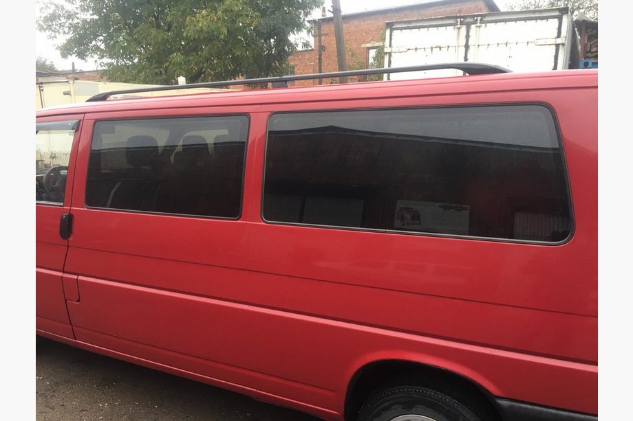 Volkswagen T4 Caravelle/Multivan 1990–2003 Zwarte dakrails Lange wielbasis, kunststof voetsteunen Foto 2
