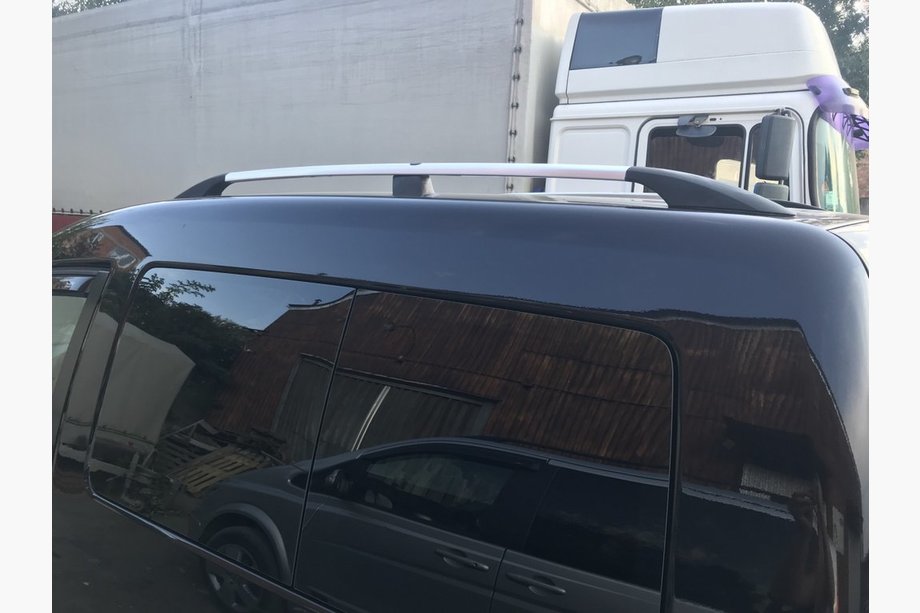 Volkswagen Caddy 2004–2010 Chromen dakrails Standaard, metalen voetjes Image