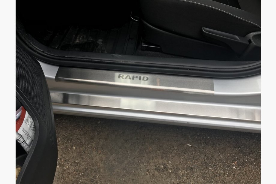 Skoda Rapid 2012–2019 Nataniko instaplijsten (set van 8, RVS) Image