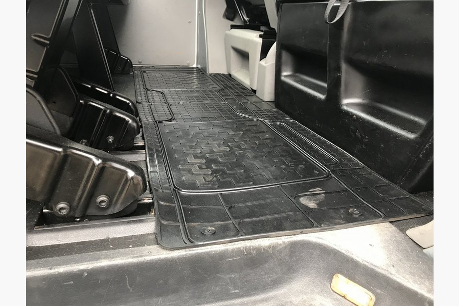 Volkswagen T5 2010–2015 Achterste rubber vloermatten (2 st., Polytep) Image