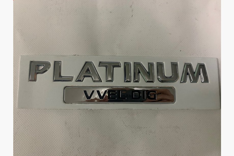 Nissan Patrol Y62 2010–2024 Platinum embleem Image