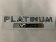 Nissan Patrol Y62 2010–2024 Platinum embleem foto 1