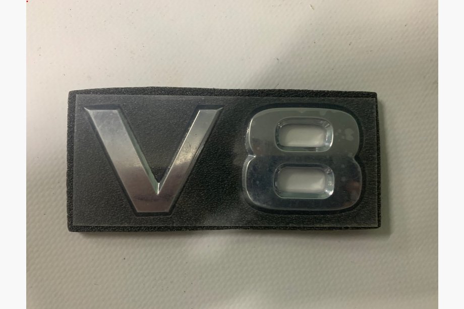 Nissan Patrol Y62 2010–2024 V8-embleem Image