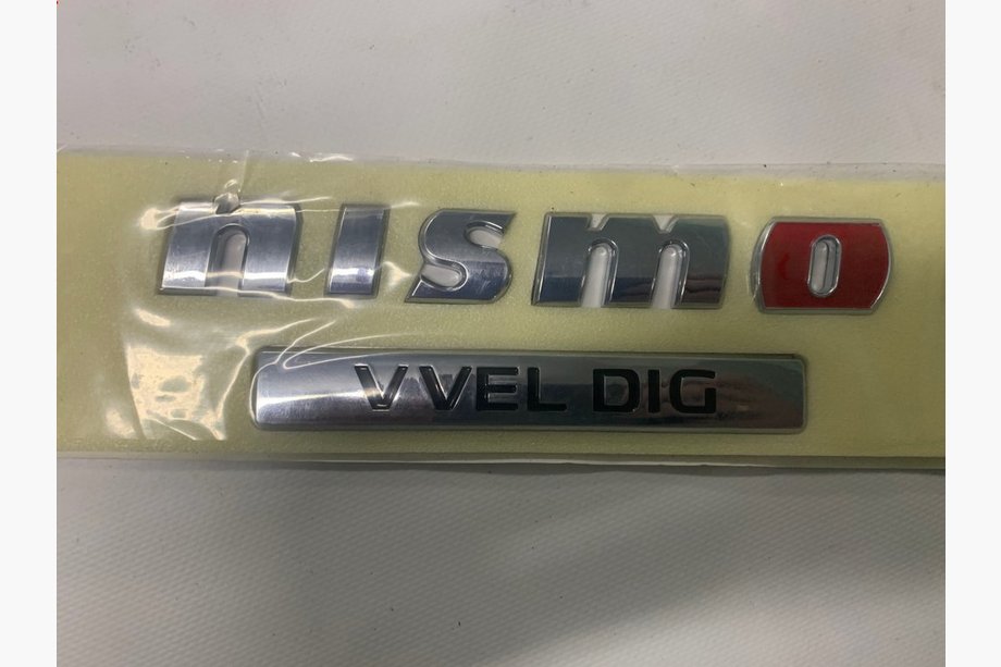Nissan Patrol Y62 2010–2024 Nismo-embleem Image