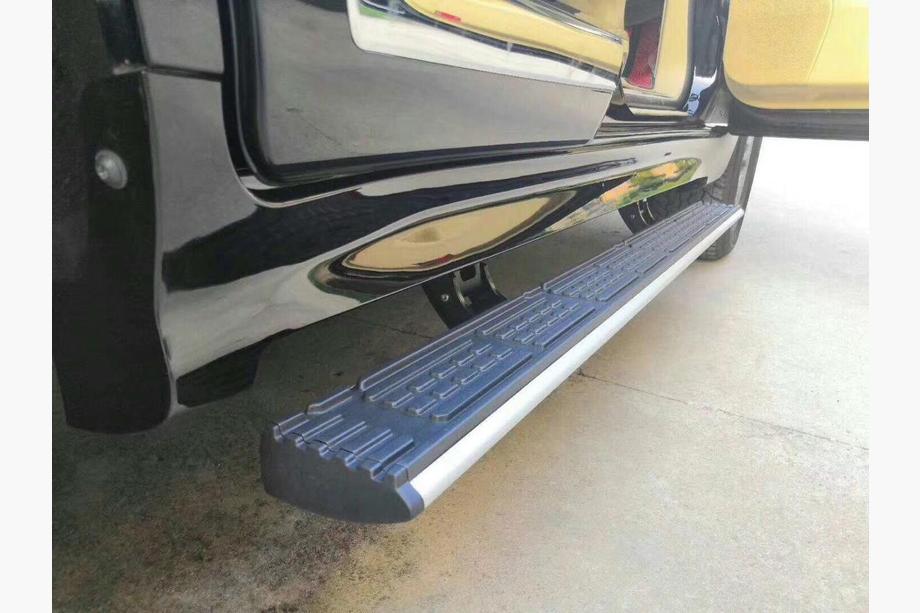Toyota Land Cruiser 200 2007–2021 Automatische uitschuifbare side steps (set van 2, aluminium) Foto 1