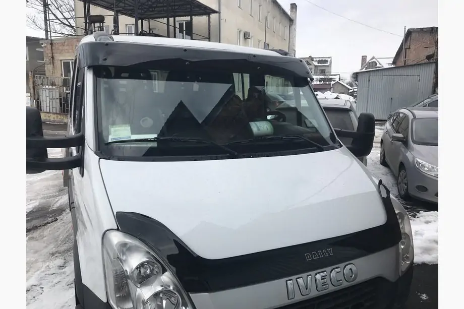 Iveco Daily 2006–2014 Voorruit vizier V1 (zwart hoogglans, 5 mm) Image