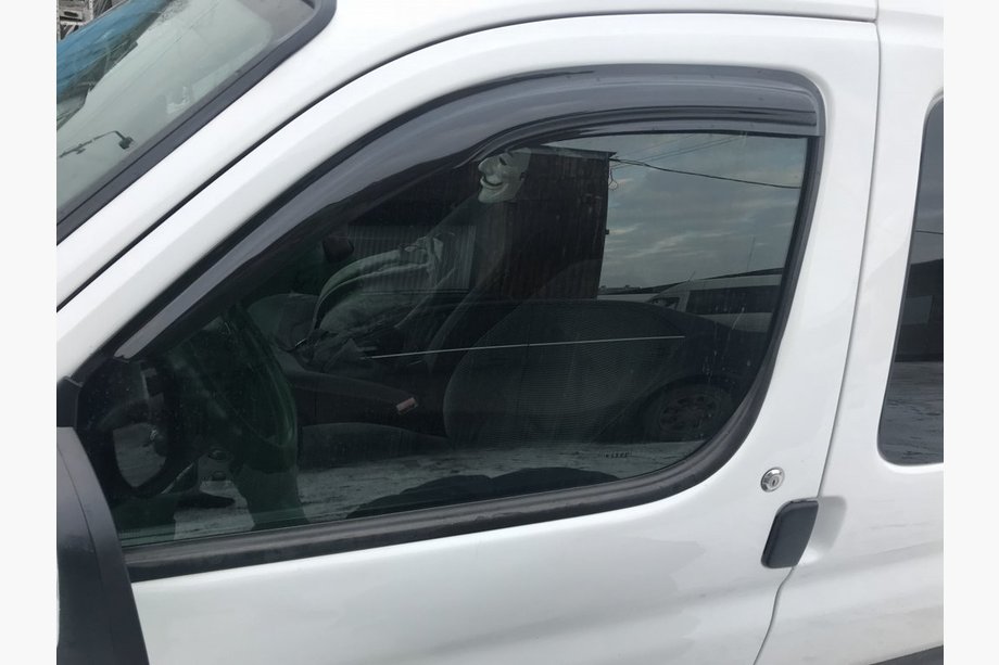 Peugeot Partner 1996–2008 Raamwindschermen zwart (2 stuks, DDU-Aomis) Image