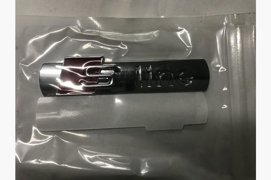 Audi Q7 2005–2015 S-Line embleem (chroom) Image