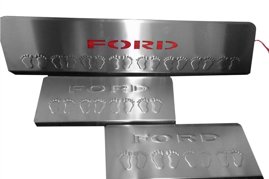 Ford Transit 2014– RVS instaplijsten met LED (rood), set 3 stuks Image