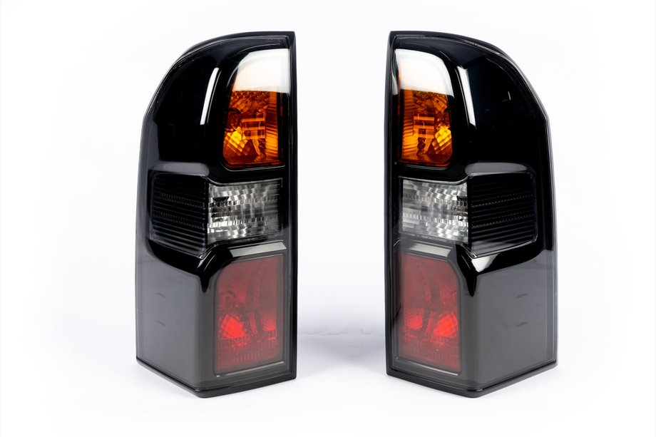 Nissan Patrol Y61 1997–2011 Achterlichten Dark Safari (2004-2008, 2 stuks) Foto 1