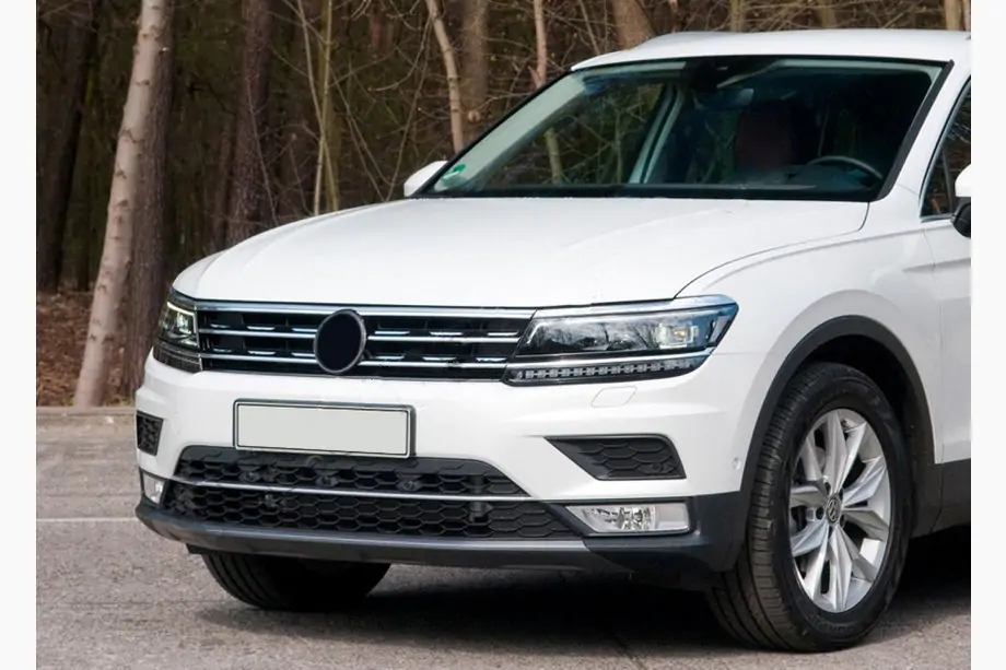 Volkswagen Tiguan 2016–2023 RVS sierlijsten voor radiateurrooster- en koplamprand 2016-2020 (3-delig) Image