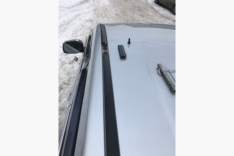 Toyota Land Cruiser Prado 120 2002–2009 Zwarte Turkse dakrails Metalen montagevoeten Foto 11