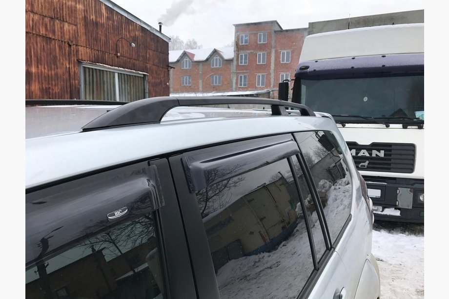 Toyota Land Cruiser Prado 120 2002–2009 Zwarte Turkse dakrails Metalen montagevoeten Foto 4