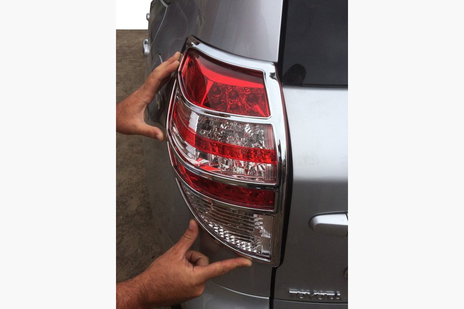 Toyota Rav 4 2006–2013 Chroom achterlichtcovers 2009-2012 (2 st., kunststof) Image