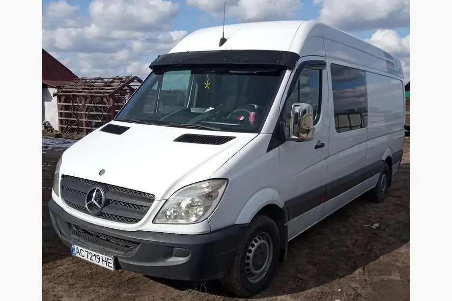 Mercedes Sprinter W906 2006–2018 Voorruit zonneklep op frame V2 (zwart hoogglans, 5 mm) Image