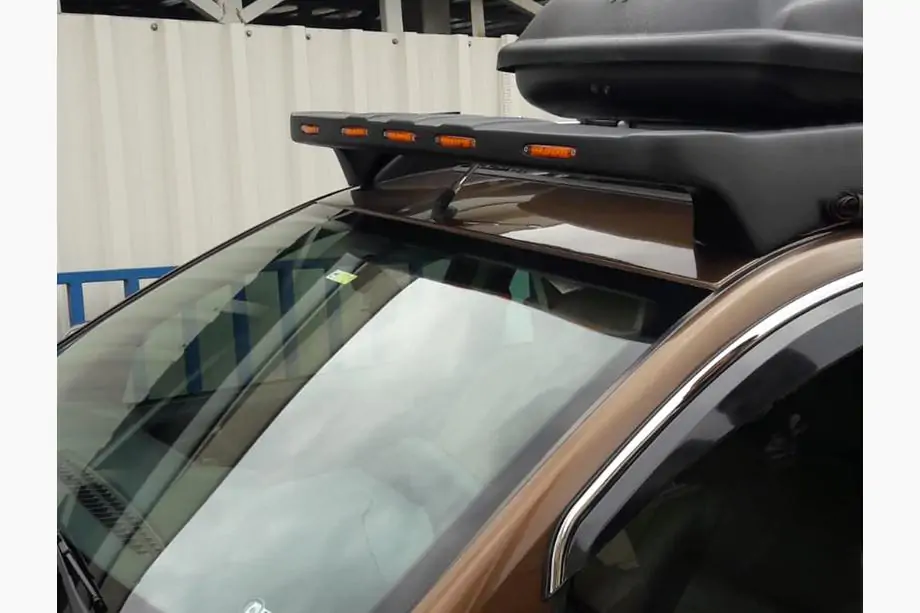 Dacia Duster 2008–2018 Voorruit zonneklep V1 (LED, mat zwart) Image