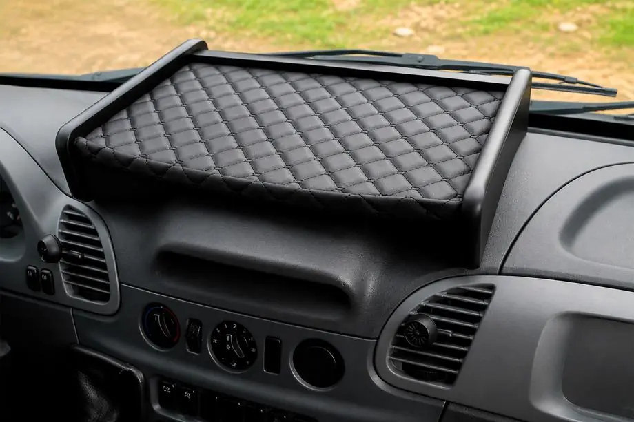 Mercedes Sprinter W901/902/903/904/905 1995–2006 Dashboardplank (2000-2006, zwart met zwart stiksel) Image