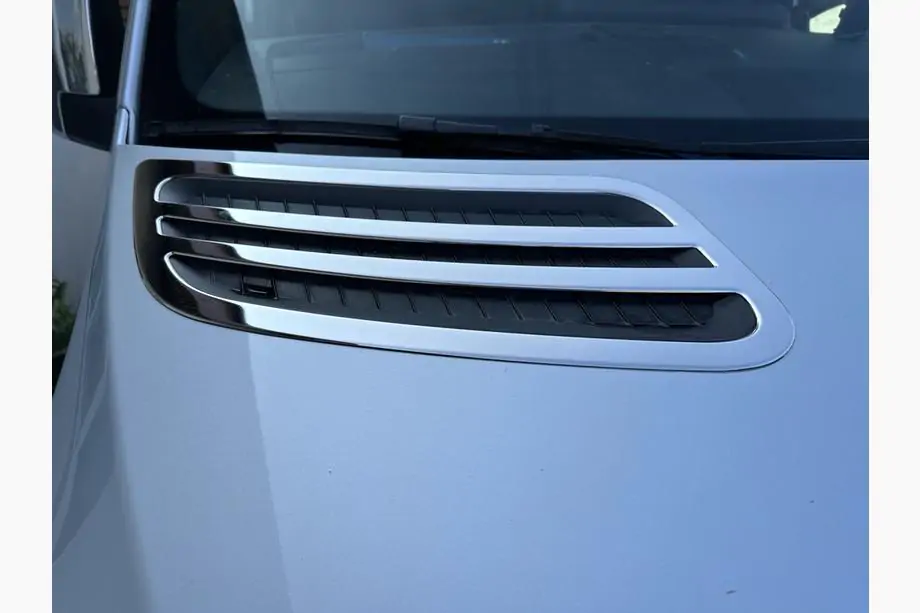 Mercedes Sprinter W907/W910 2018– OmsaLine sierlijst voor luchtinlaat (2 stuks, RVS) Image