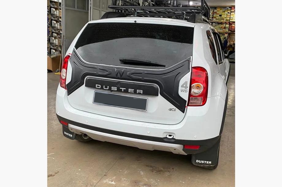 Renault Duster 2008–2017 Kunststof sierlijst voor kofferklep Foto 2