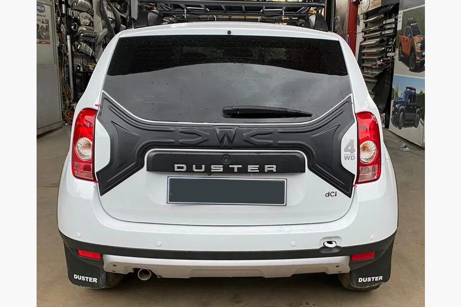 Renault Duster 2008–2017 Kunststof sierlijst voor kofferklep Foto 1