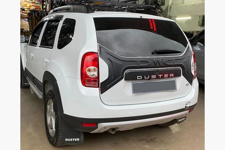 Renault Duster 2008–2017 Kunststof sierlijst voor kofferklep Foto 3