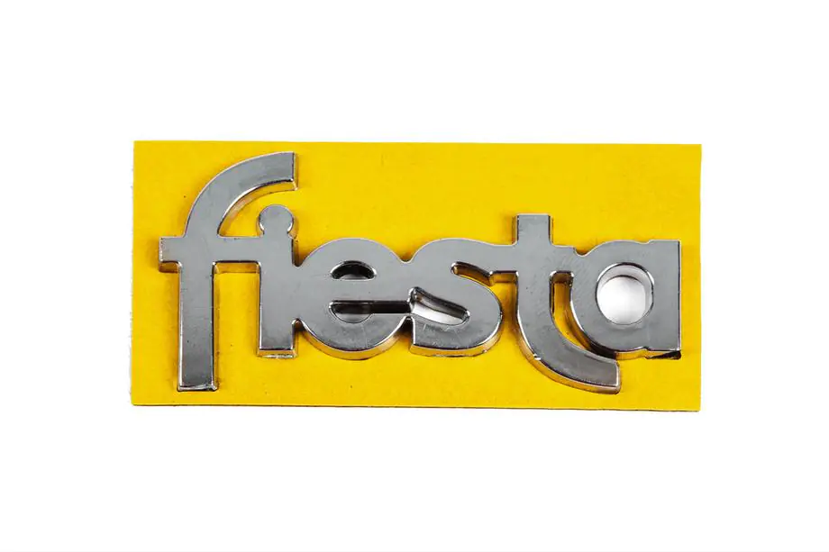 Ford Fiesta 1995–2001 Fiesta 8401a embleem (69 x 35 mm, voor deur) Foto 1